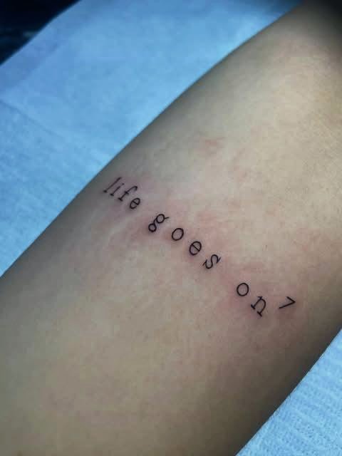 https_anakjkj's tweet photo. minha primeira tattoo para o BTS e de quebra meu encontro com o JK 😚✌🏻 https://t.co/ERWSkJTK8x