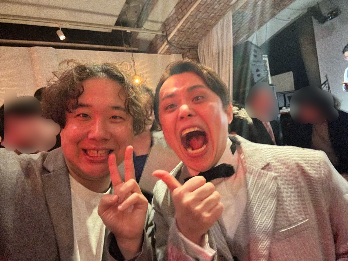 名物マネージャー三野さんの結婚パーティーにお招き頂きましたよ。事務所の垣根を越えた沢山の人がいて、三野さんの人柄が分かると共に同窓会気分でした。
阿見さんと戸川君、内田君、上野君の身長差を楽しんだり、どさくさに紛れて篠木さんにゲームを返したり、上木がMCしてたり最高の会でした。