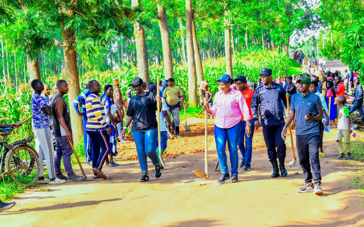 Muhangadis's tweet photo. Kuri uyu wa Gatandatu, mu Mirenge yose, habaye umuganda rusange usoza ukwezi kwa #Mutarama 2026. Guverineri wa @Rwandasouth @AKayitesiAlice ari kumwe na Komite Nyobozi y'Akarere, Abajyanama mu nama Njyanama y'Akarere https://t.co/ZF8BTRpSez