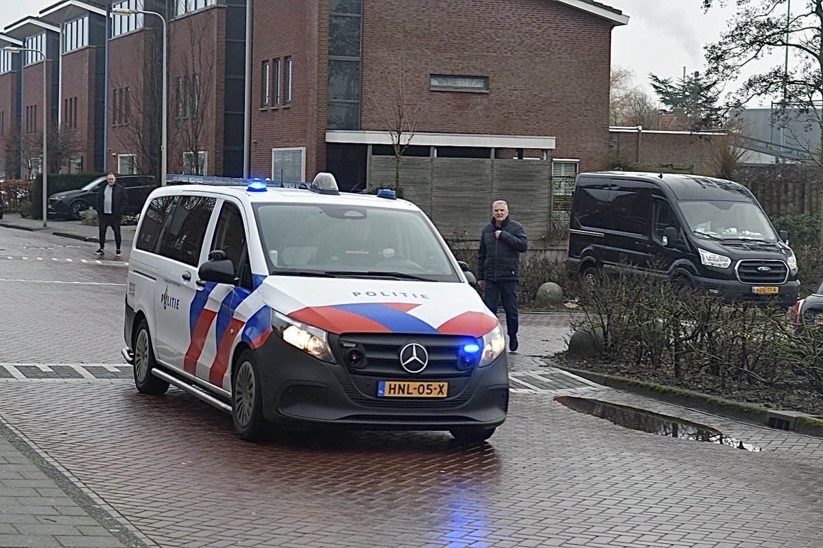 Luvri84's tweet photo. Medische noodsituatie in een woning aan de #Uilenhorst in #Honselersdijk. De bemanning van de heli landde bij een bedrijf aan de Molenweg. Niets bekend over de toestand van het slachtoffer. https://t.co/ra8GbvWt2x