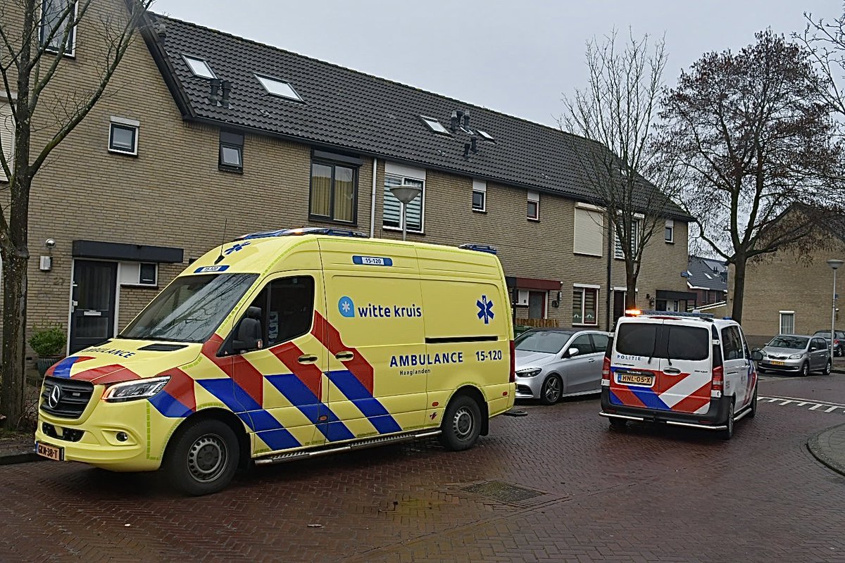 Luvri84's tweet photo. Medische noodsituatie in een woning aan de #Uilenhorst in #Honselersdijk. De bemanning van de heli landde bij een bedrijf aan de Molenweg. Niets bekend over de toestand van het slachtoffer. https://t.co/ra8GbvWt2x