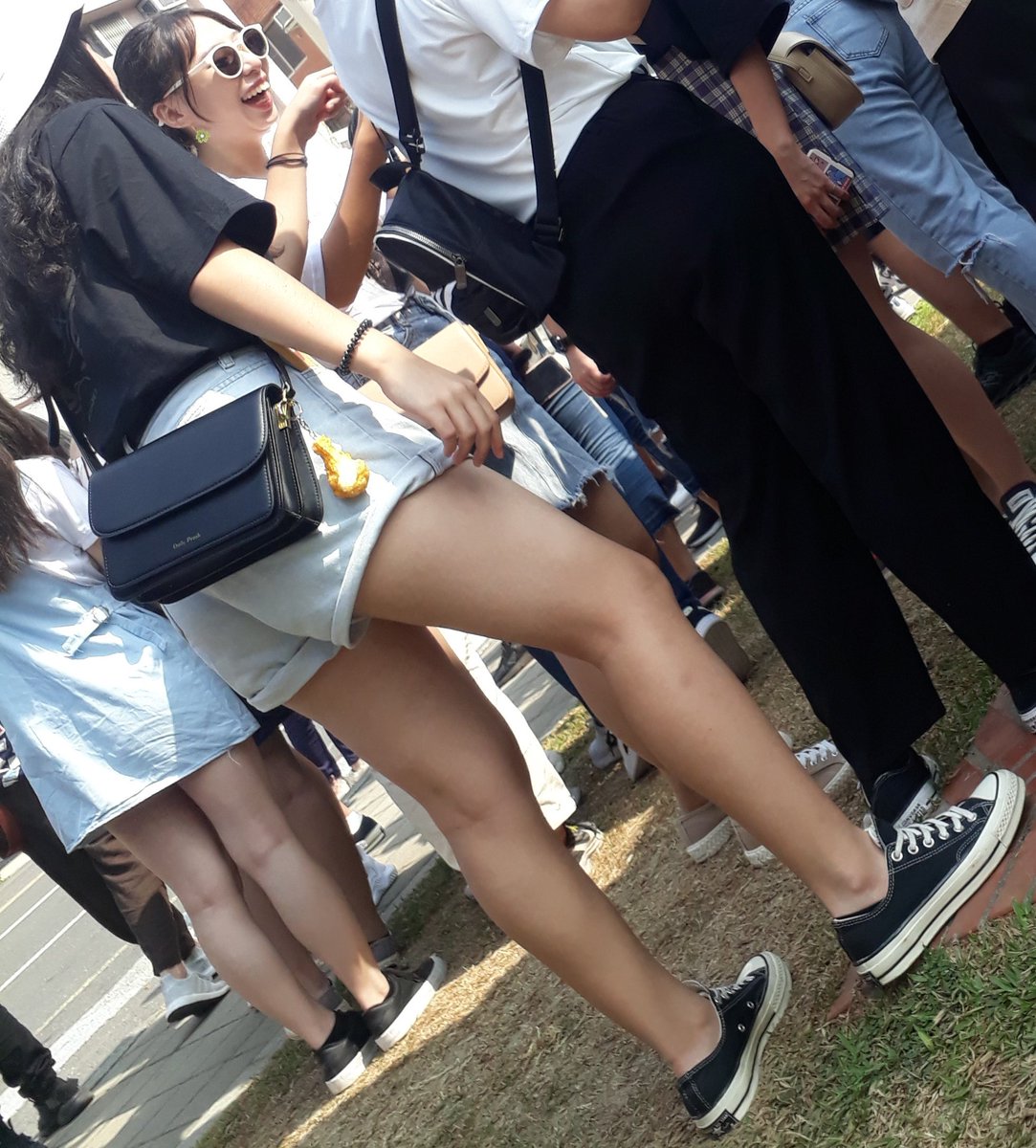 tpssvijy's tweet photo. #街拍美腿 #美腿 #街拍 #偷拍 #学生 #制服 #腿控 #帆��鞋 #匡威 https://t.co/p3BaD7Ij3f