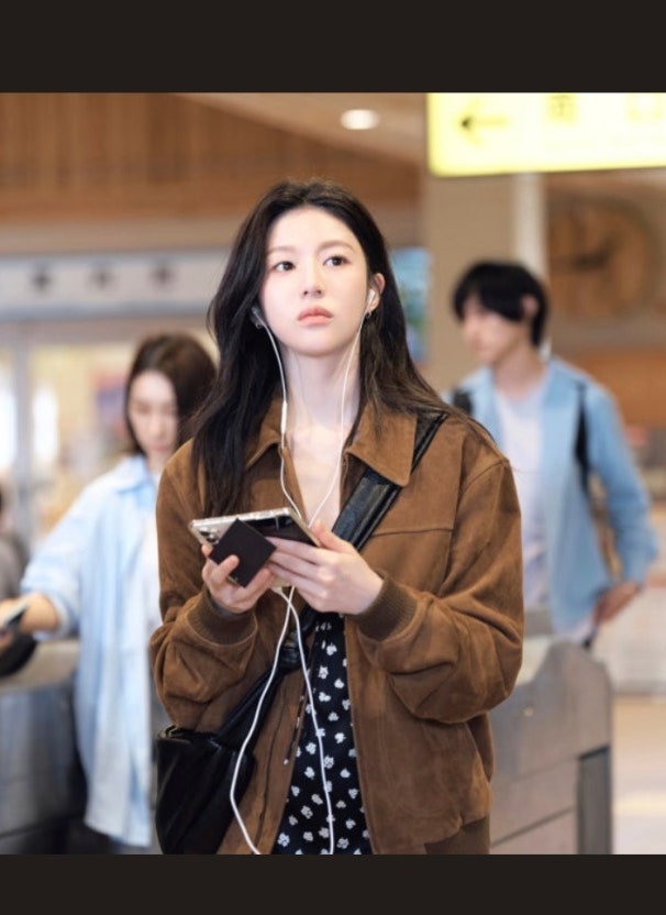 드라마를 보다
윤정님의 크로와상백을 보고
와이프가 이쁘다하기에
주식수익중 일부는 현물을 사라는 조언대로 손잡고 백화점옴
오늘 저녁은 아이온2를 마음껏 할수있겠다