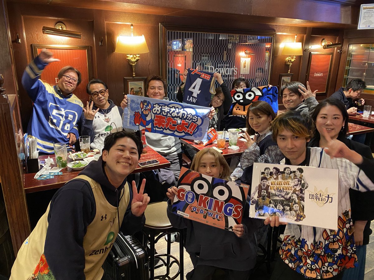 hub_shibuyaward's tweet photo. 勝利‼️👑

勝利の記念写真📸

最後までヒヤヒヤした試合でしたが、勝てて良かった✨

明日
📅 2/1（日）
🏀 vs ファイティングイーグルス名古屋
⏰ 15:35〜 TIP OFF‼️

明日も多くのお客様のご来店お待ちしております😊

#琉球ゴールデンキングス
#キングスHUBの会
#HUB渋谷センター街 https://t.co/w7gB2QNxT7