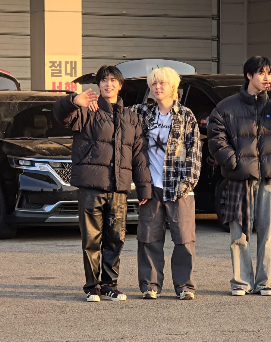 artbyjuliaa's tweet image. they are just 3 apples tall 😭😭