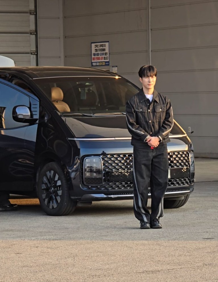 artbyjuliaa's tweet image. they are just 3 apples tall 😭😭