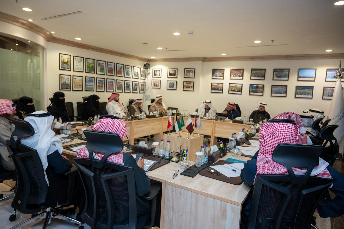 مدير الجلسة ، أو الحوار ، لا أحد يرى أداءه بشكل دقيق، وربما يرى البعض أن هناك تشابهاً بين الجميع. 
والحقيقة من واقع خبرة تقارب 4 عقود، من عمل آلاف الحوارات الإذاعية والتلفزيونية ، والمنبرية ، داخل المملكة وخارجها، أن المحاور ، يتأثر بجودة الإعداد من قبل الضيف أو الضيوف الرئيسين