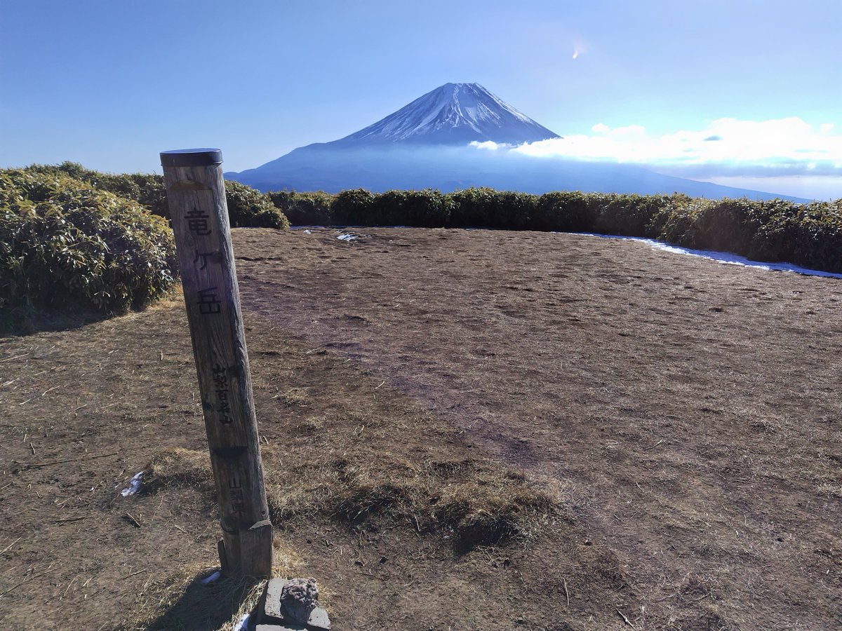 ykata7's tweet photo. 本栖湖、朝の気温マイナス8度。凍える寒さだったけど、登り始めたらそんなの吹き飛ぶ絶景が待っていました。
​目の前にはどーんと富士山、山頂からは南アルプスまで独り占め！人気の理由を全身で実感した、山登りになりました。
​#登山 #竜ヶ岳 #富士山  #冬山登山 #本栖湖 #至福の時間 https://t.co/4JLz0HmDjF