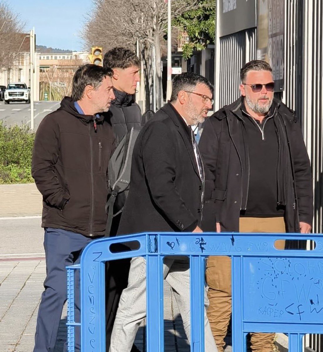 ‼️ Patricio Pacífico, entrando a la Ciutat Esportiva en estos momentos para firmar con el Barça.

👀 Llega acompañado de su agente, Germán Krasouski y del presidente del Defensor Sporting Club, Diego Franzini.

Imagen <a href="/sport/">Diario SPORT</a>.