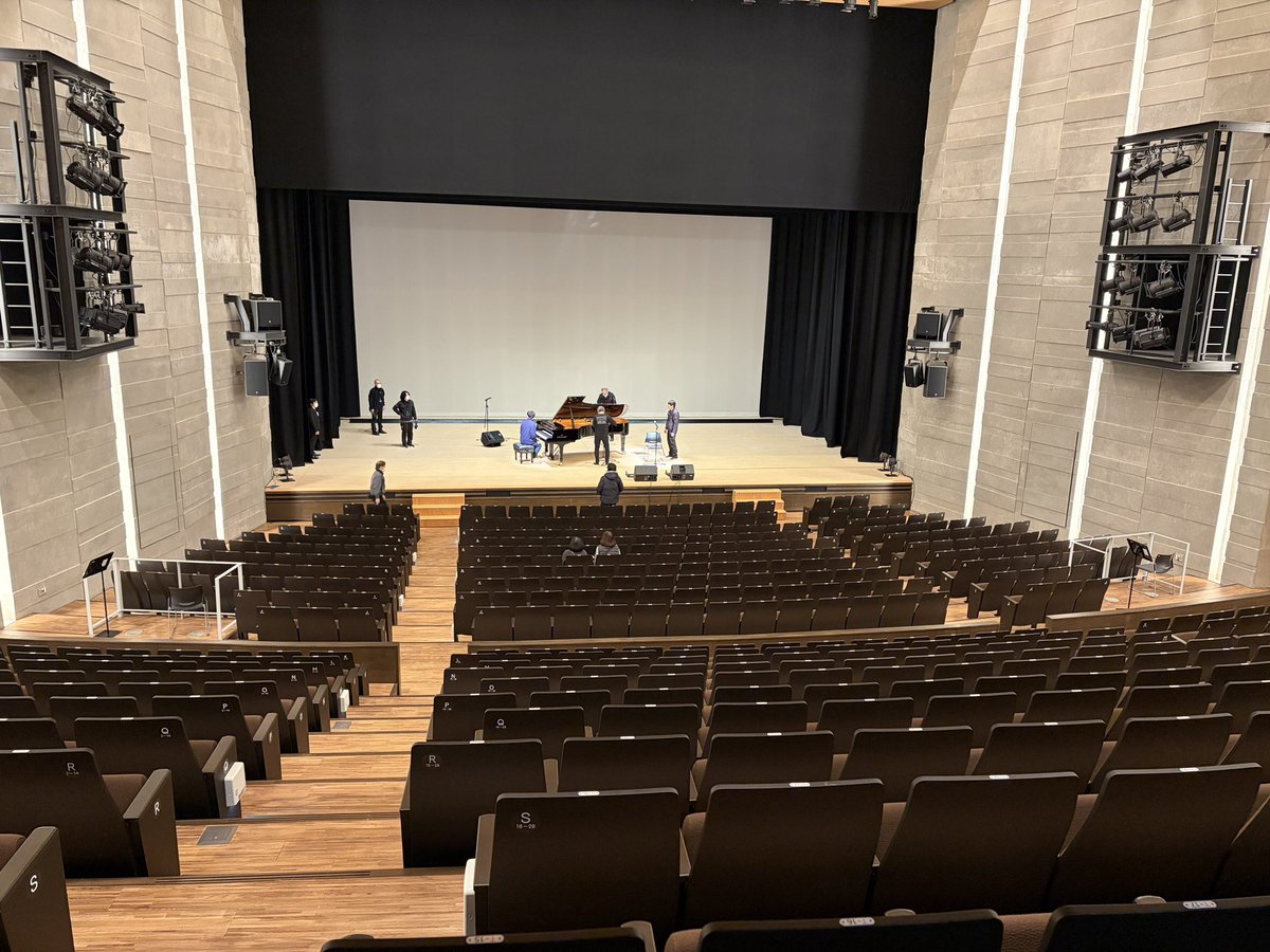 koikehirohito's tweet photo. リハ終わり🎵素晴らしいステージで歌います���️ワクワクしてきた^ - ^
#兵庫県養父市　#養父氏YBファブホール　#ライブ　#僕らのシングストーリー https://t.co/VUjE4TaE6l