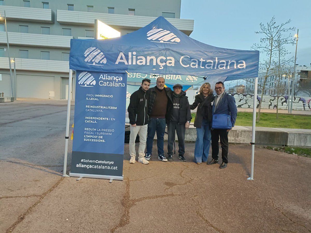 Ahir a la tarda a Vilablareix donant suport als companys. Vàrem rebre l'escalf dels veïns que van adquirir marxandatge i ens van dir "ja era hora Aliança Catalana, Vilablareix i Catalunya, us necessiten".