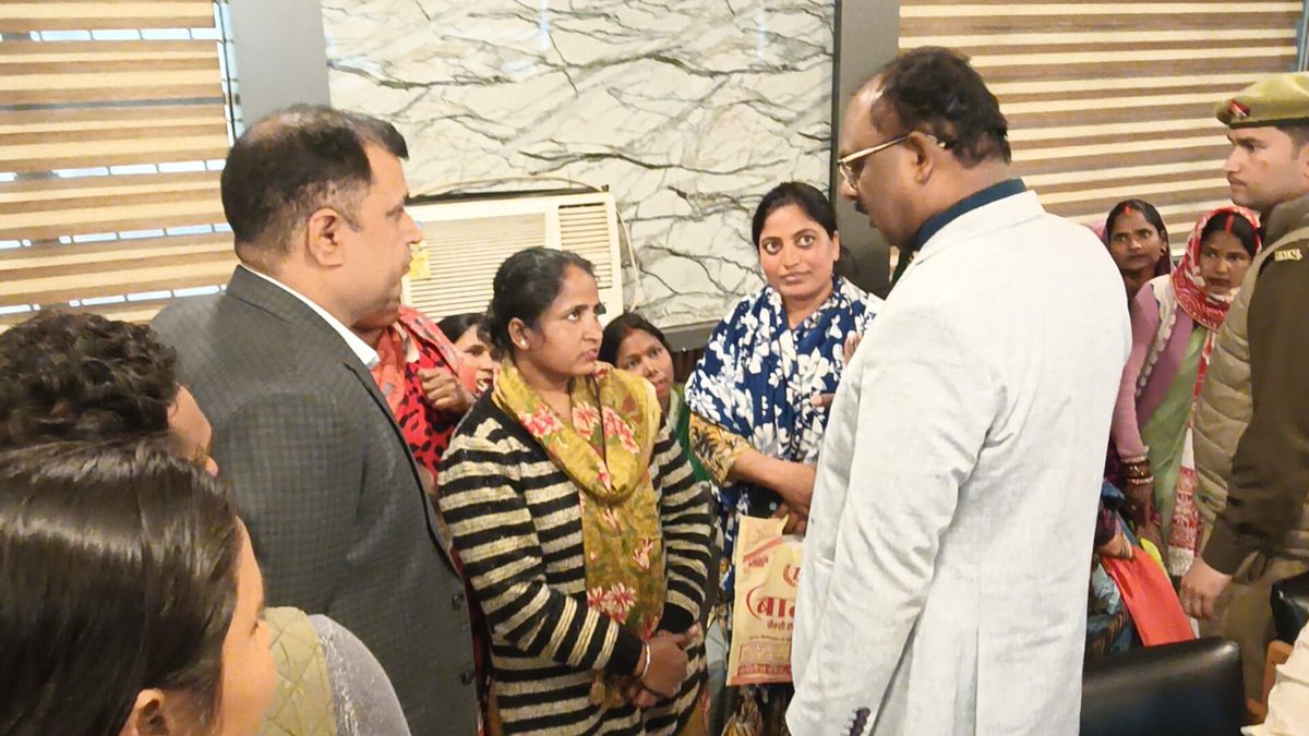deo_maharajganj's tweet photo. जनपद में लगभग 30% सुनवाई कार्य पूर्ण हो चुका है।
साथ ही आज जनपद के सभी बूथों पर विशेष मतदाता पंजीकरण अभियान संचालित है, जिसमें पात्र मतदाता फॉर्म-06 से पंजीकरण तथा फॉर्म-07/08 के माध्यम से संशोधन कर सकते हैं।
#SIR #Maharajganj #VoterList #NoMapping #DEO
@ceoup @ECISVEEP https://t.co/BOVvnQ7J7g