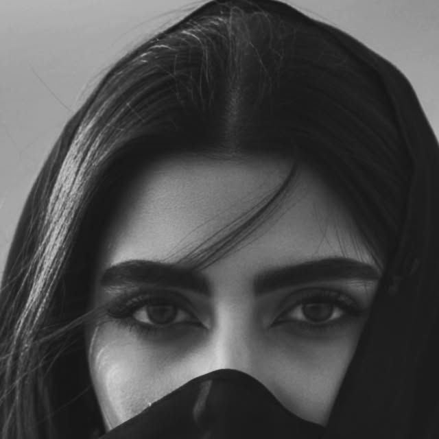 هادئة
تشبه من لا يحتاج أن يلتفت ليُلاحَظ.