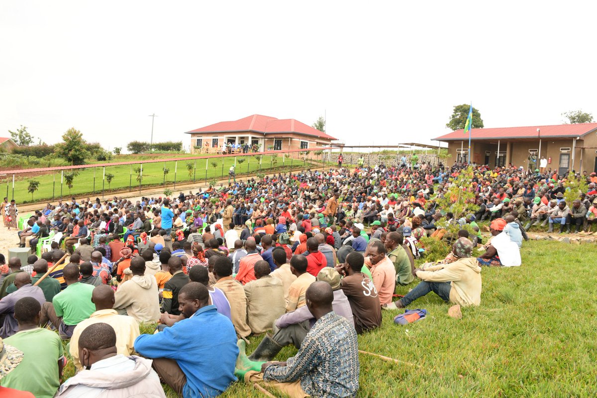 Nyuma y'Umuganda Rusange wa Mutarama 2026, Umuyobozi w'Akarere, <a href="/Niyomwungeri_H/">Hildebrand Niyomwungeri</a> asabye abaturage b'Umurenge wa #Buruhukiro kuzitabira ibirori byo kwizihiza Umunsi w'Intwari uzizihirizwa ku rwego rw'Umudugudu kuri uyu wa 01 Gashyantare 2026. 1/4