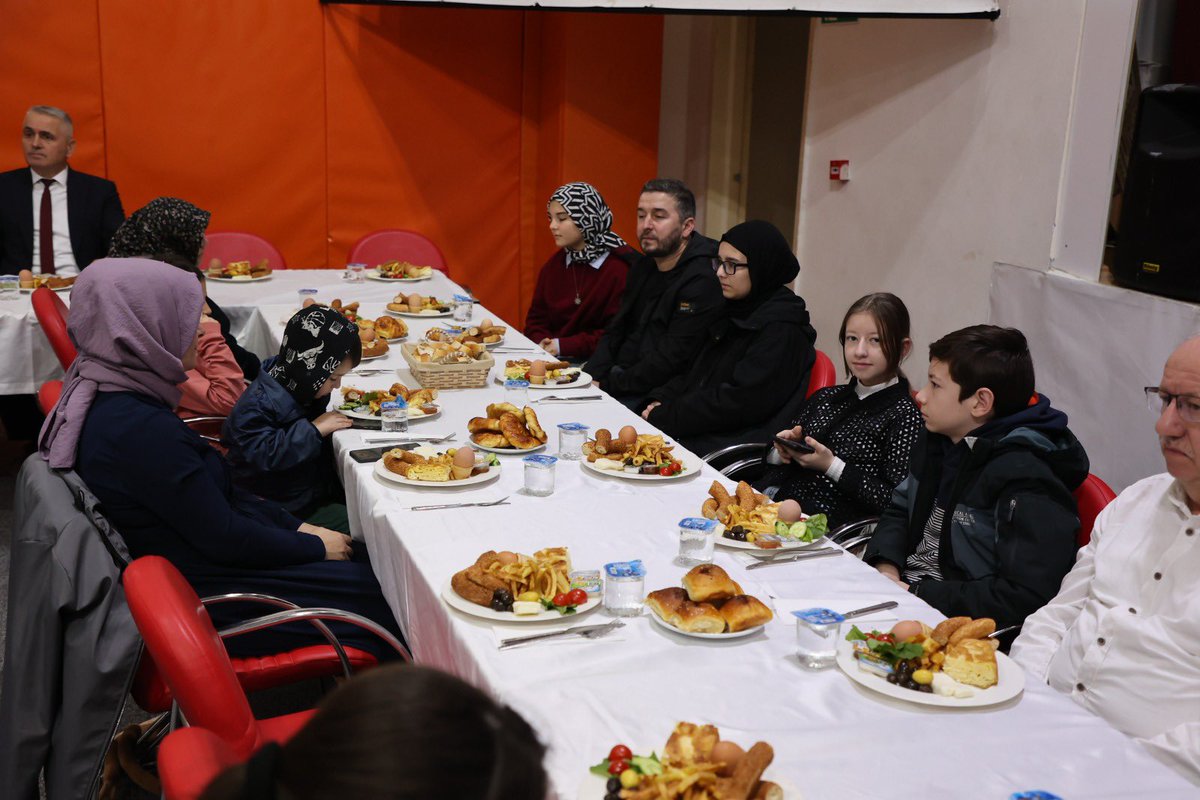 Gençlik Merkezimizde Deneyap Teknoloji Atölyesi öğrencilerimiz, kıymetli velilerimiz ve değerli eğitmenlerimizle bir araya gelerek kahvaltı etkinliği gerçekleştirdik.

Aynı sofrada buluşmanın mutluluğunu; paylaşımın, samimi sohbetlerin ve güzel anların eşlik ettiği bu keyifli