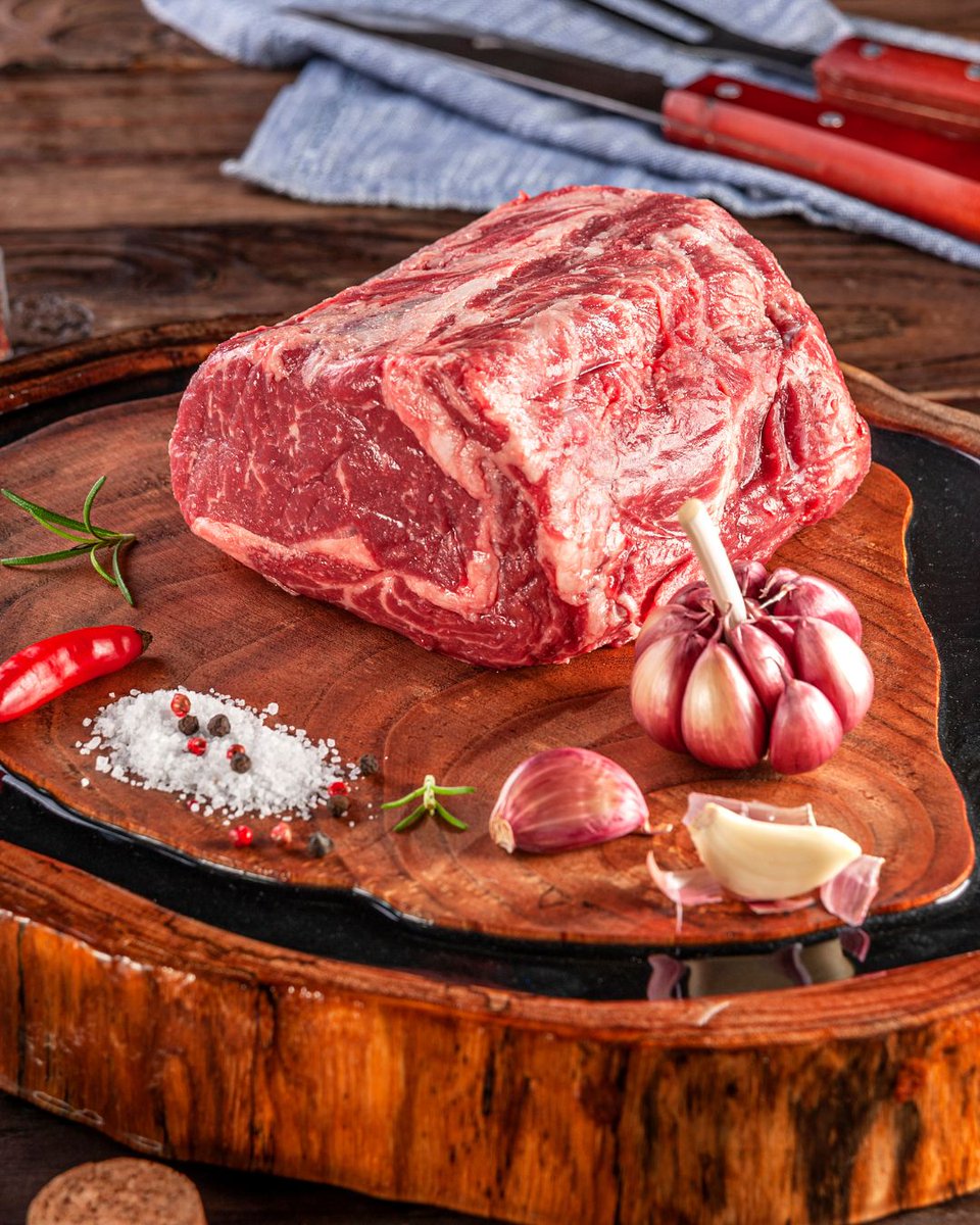 GaastroSpain's tweet image. 🥩 La #carnicería no es un examen. Es un diálogo. Entras, miras el mostrador y todo parece hablar a la vez: cortes, vetas, nombres que intimidan. Pero elegir bien no va de saber más que nadie. Va de mirar con calma y cocinar con intención.

#consejos

gastro-spain.com/como-elegir-bi…