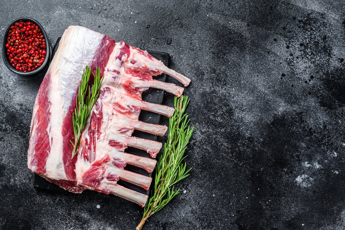 GaastroSpain's tweet image. 🥩 La #carnicería no es un examen. Es un diálogo. Entras, miras el mostrador y todo parece hablar a la vez: cortes, vetas, nombres que intimidan. Pero elegir bien no va de saber más que nadie. Va de mirar con calma y cocinar con intención.

#consejos

gastro-spain.com/como-elegir-bi…