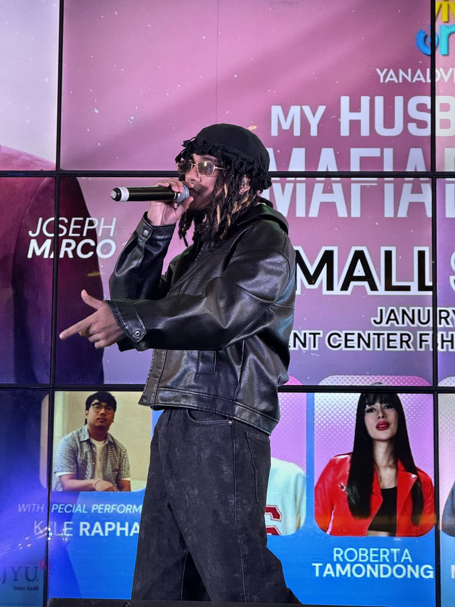 StudioVivaPH's tweet image. [NOW HAPPENING:] Mo Mitchell at #MyHusbandIsAMafiaBoss mall show here at Fishermall Quezon Ave. 

‘My Husband Is a Mafia Boss’ soon on Viva One.

#MHIAMBMallShow #StudioViva #VivaOne