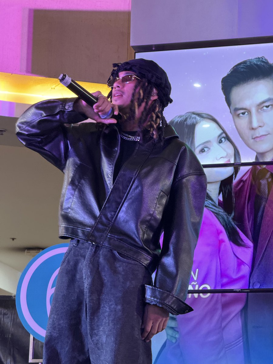 StudioVivaPH's tweet image. [NOW HAPPENING:] Mo Mitchell at #MyHusbandIsAMafiaBoss mall show here at Fishermall Quezon Ave. 

‘My Husband Is a Mafia Boss’ soon on Viva One.

#MHIAMBMallShow #StudioViva #VivaOne