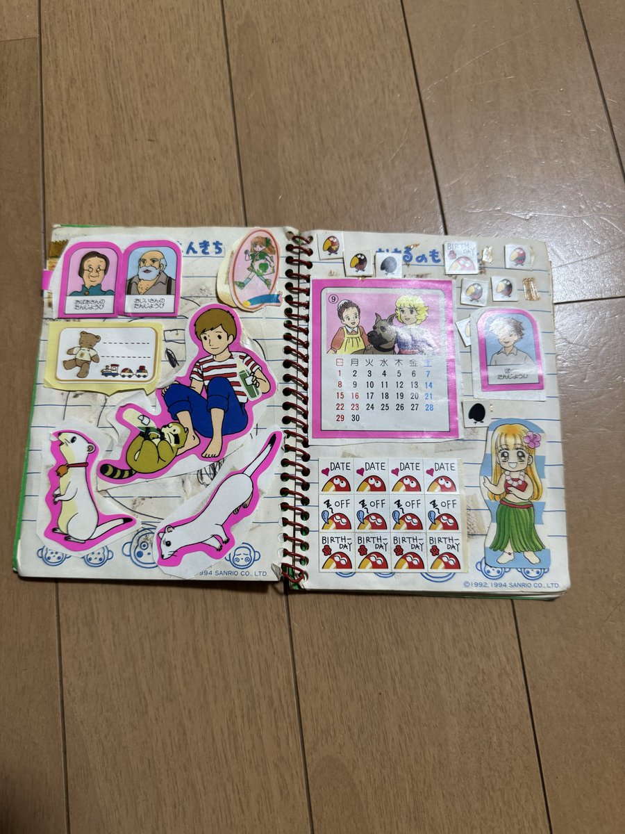 o_msk0815's tweet photo. 平成一桁女、実家帰って当時のシール帳探したら出てきた🥹
貼り直しできるシール帳を持ってなかった私は、どうにかしてシール帳を作ろうと、メモ帳にセロテープを輪にして、シール台紙ごと貼り付けてたわ！
たぶん小学1年生頃やと思う、頑張った作った自分可愛すぎる🥹
#平成一桁女　#当時のシール帳 https://t.co/XAuAdFEEQL