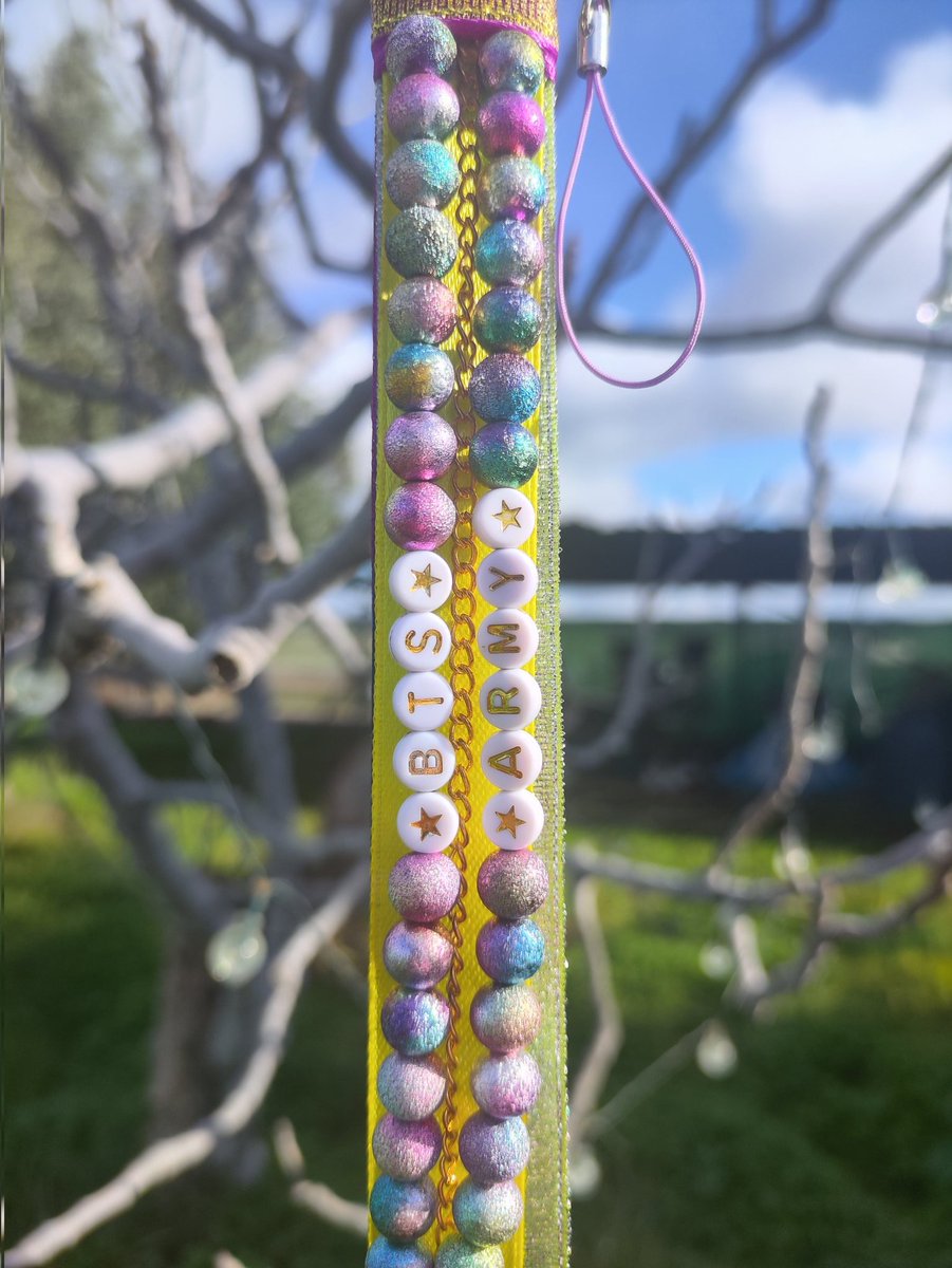 Theorenllishop's tweet photo. 💜COLGANTE BTS💛
Aquí os traemos este colgante precioso de BTS que nos encanta por lo colorido que es 🥰😍
-Pregunta sin compromiso 😊
#BTS #Army #btsarmy #btsmadrid #kpopespaña https://t.co/6FABS9zsjY
