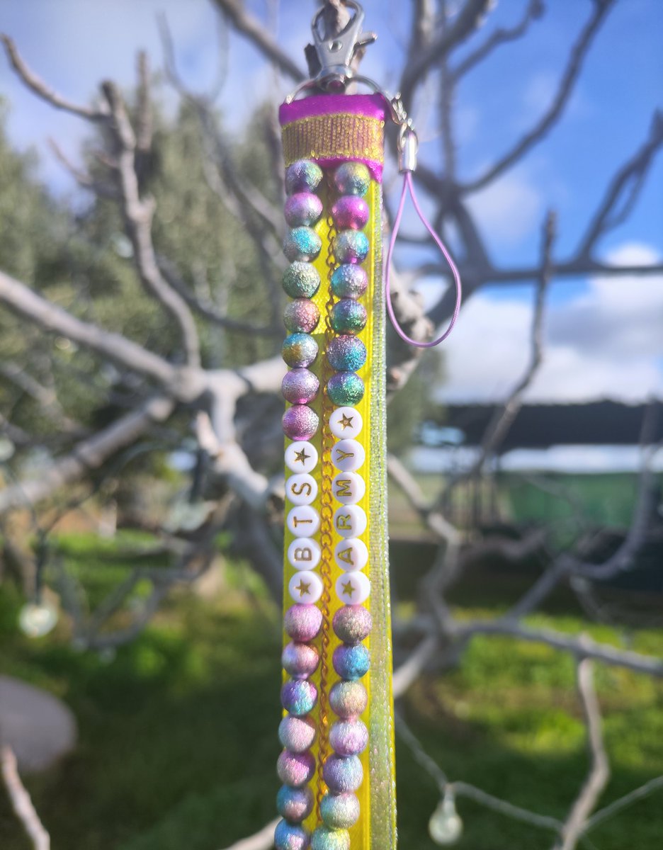 Theorenllishop's tweet photo. 💜COLGANTE BTS💛
Aquí os traemos este colgante precioso de BTS que nos encanta por lo colorido que es 🥰😍
-Pregunta sin compromiso 😊
#BTS #Army #btsarmy #btsmadrid #kpopespaña https://t.co/6FABS9zsjY