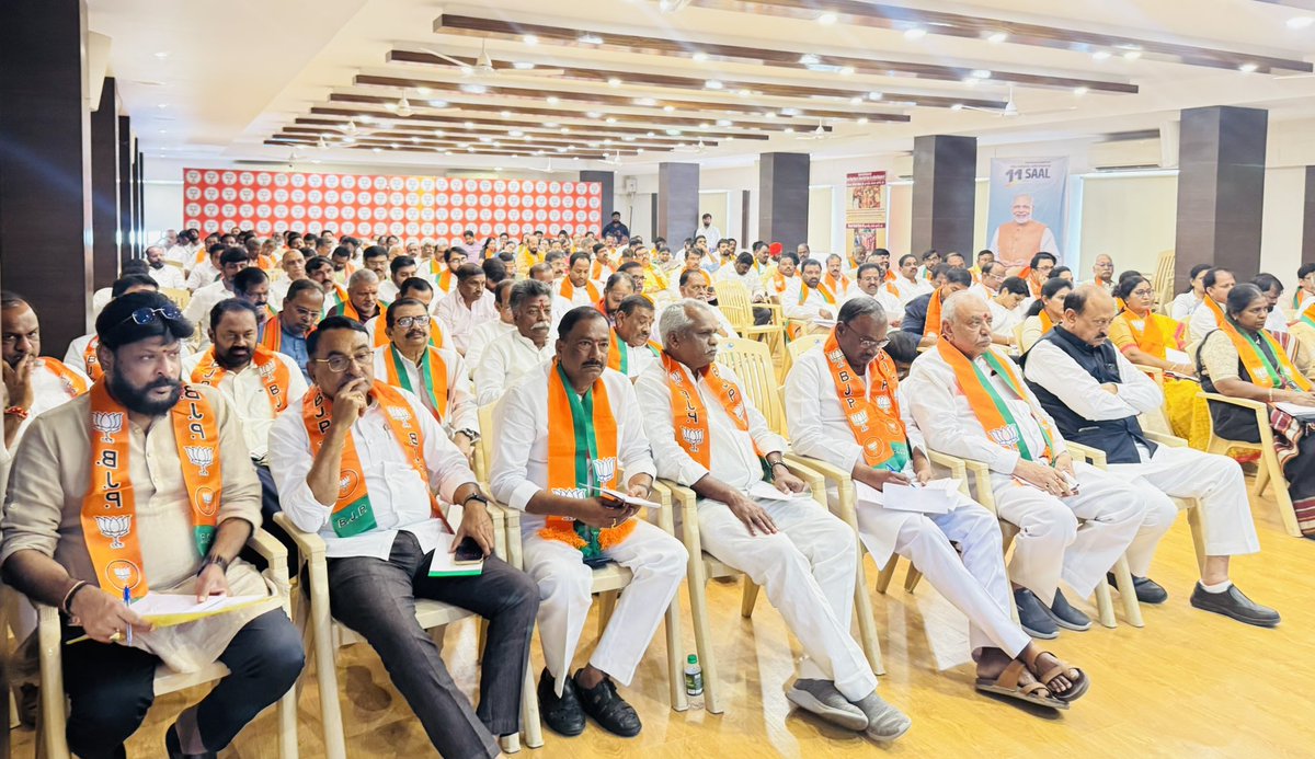chshekharbjp's tweet photo. जनहित,सुशासन और विकास
भाजपा पर है विश्वास 🪷

तेलंगाना नगर निकाय चुनाव हेतु प्रदेश कार्यालय में आयोजित चुनाव प्रभारी एवं प्रदेश पदाधिकारी बैठक।
@BJP4Telangana @N_RamchanderRao 
@kishanreddybjp https://t.co/6lVOwLRCER