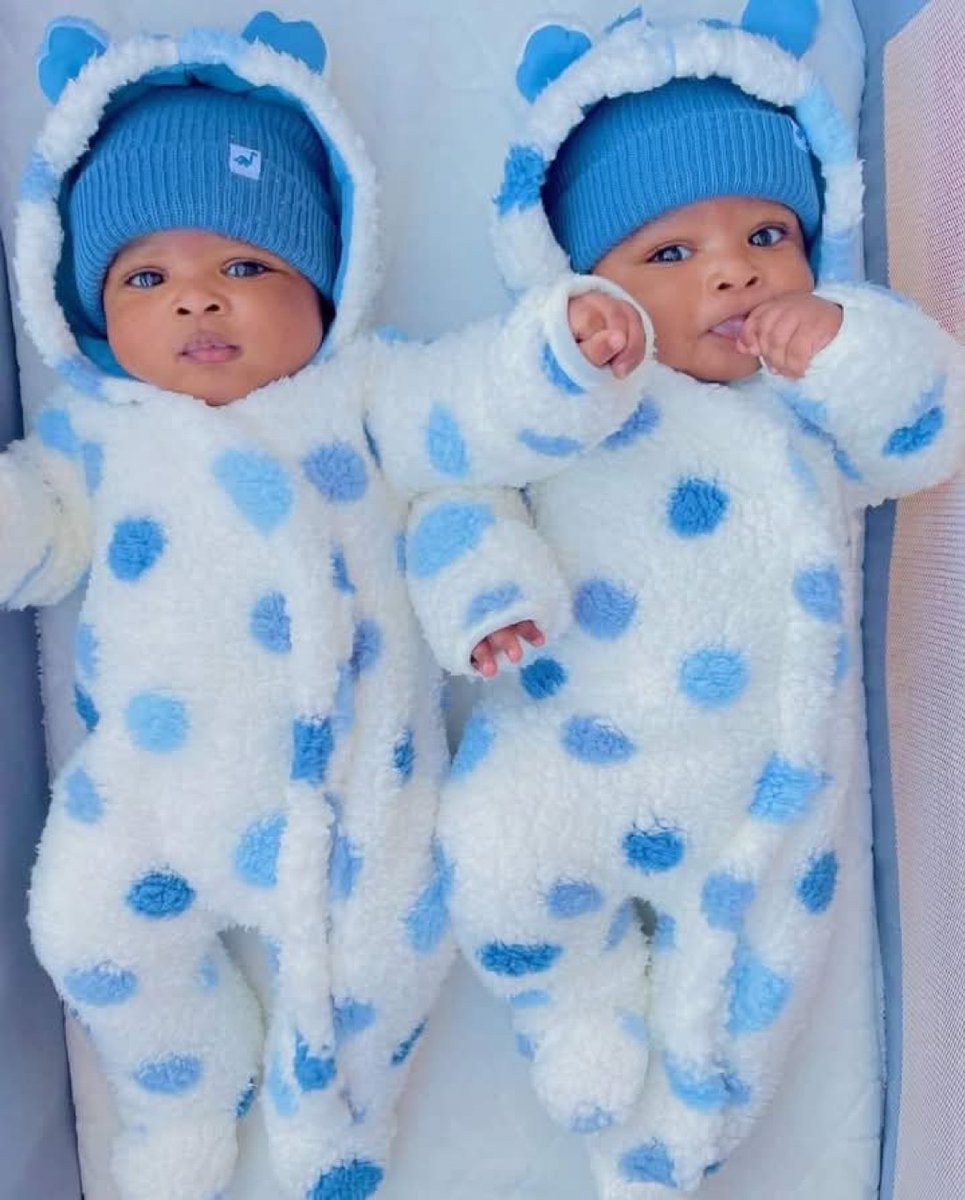 HaYoMiDe_'s tweet image. Repost if you love twins 😍😍🥰