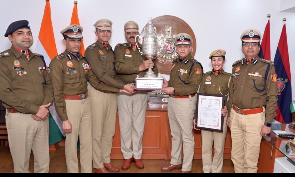 RajeevKdp's tweet photo. Three years. 
One standard. 
Unmatched excellence. 
#Delhi Police continues its winning streak with the Best Parade Award at Republic Day.🇮🇳
Salute to dedication and discipline.🙏
@dtptraffic 
@DelhiPolice https://t.co/IgUz4YYwtl