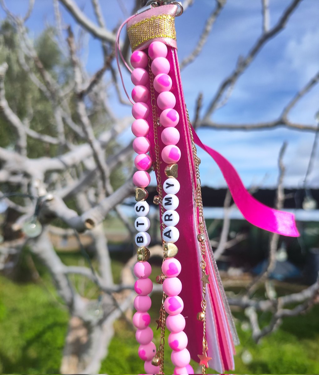 Theorenllishop's tweet photo. 🩷COLGANTE BTS🩷 
Aquí os traemos este precioso colgante de BTS que no nos puede encantar más y es que las fotos no le hacen justicia de lo bonito que es.😍🥰
-preguntanos sin compromiso ☺️
-disponible para envío 
#BTS #btsarmy #kpopespaña #btsmadrid #army https://t.co/eQAyzLPSKu