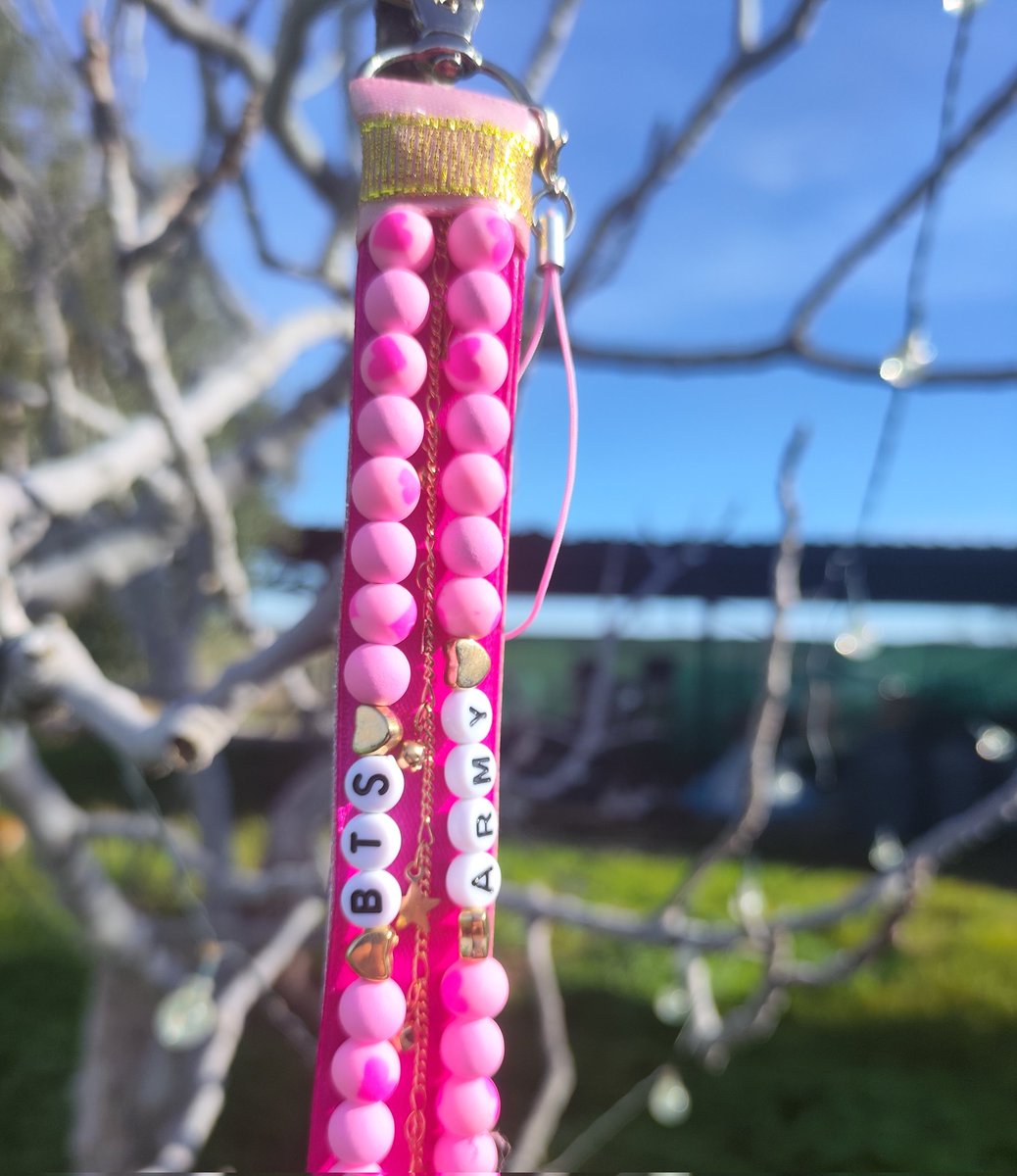 Theorenllishop's tweet photo. 🩷COLGANTE BTS🩷 
Aquí os traemos este precioso colgante de BTS que no nos puede encantar más y es que las fotos no le hacen justicia de lo bonito que es.😍🥰
-preguntanos sin compromiso ☺️
-disponible para envío 
#BTS #btsarmy #kpopespaña #btsmadrid #army https://t.co/eQAyzLPSKu
