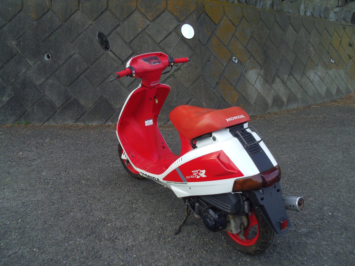 UrfBike's tweet photo. ＵＲＦ店長：太田です。

お客さまからオークションに出品委託された
ホンダ・ＤＪ－１ＲＲです。
新車発売から３８年前の車両ですが
程度良好です。
店頭販売もしておりますので興味のある方は
お問い合わせ下さい。

DJ -1RR エンジン始動と全体の状態確認動画 https://t.co/Q6rqtsYbzT @YouTube https://t.co/FcDzkmSIVj