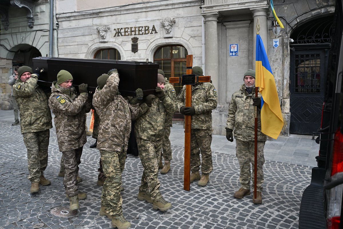 AndriySadovyi's tweet image. Львів прощається із білорусом, який загинув, захищаючи Україну.

Олексій Лазарєв народився в Мінську, але свідомо став на бік України з перших днів повномасштабної війни. Обороняв Київ, воював на півдні та сході, служив у полку імені Кастуся Калиновського та у 225-му батальйоні.