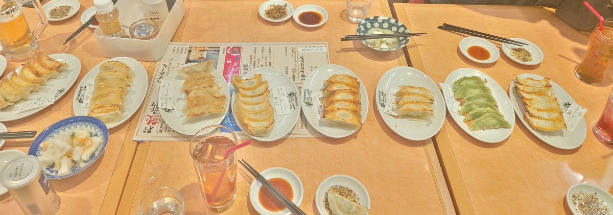 Image for the Tweet beginning: 宇都宮オフ会、今回も楽しかったぁ〜！✨
テーブルいっぱいの餃子が見られるのは宇都宮オフ会ならでは🥟この量でもぺろりです😋
ご参加いただきありがとうございました！！
またぜひお越しくださ〜い！🙌
#デイトラ #デイトラコミュニティ 