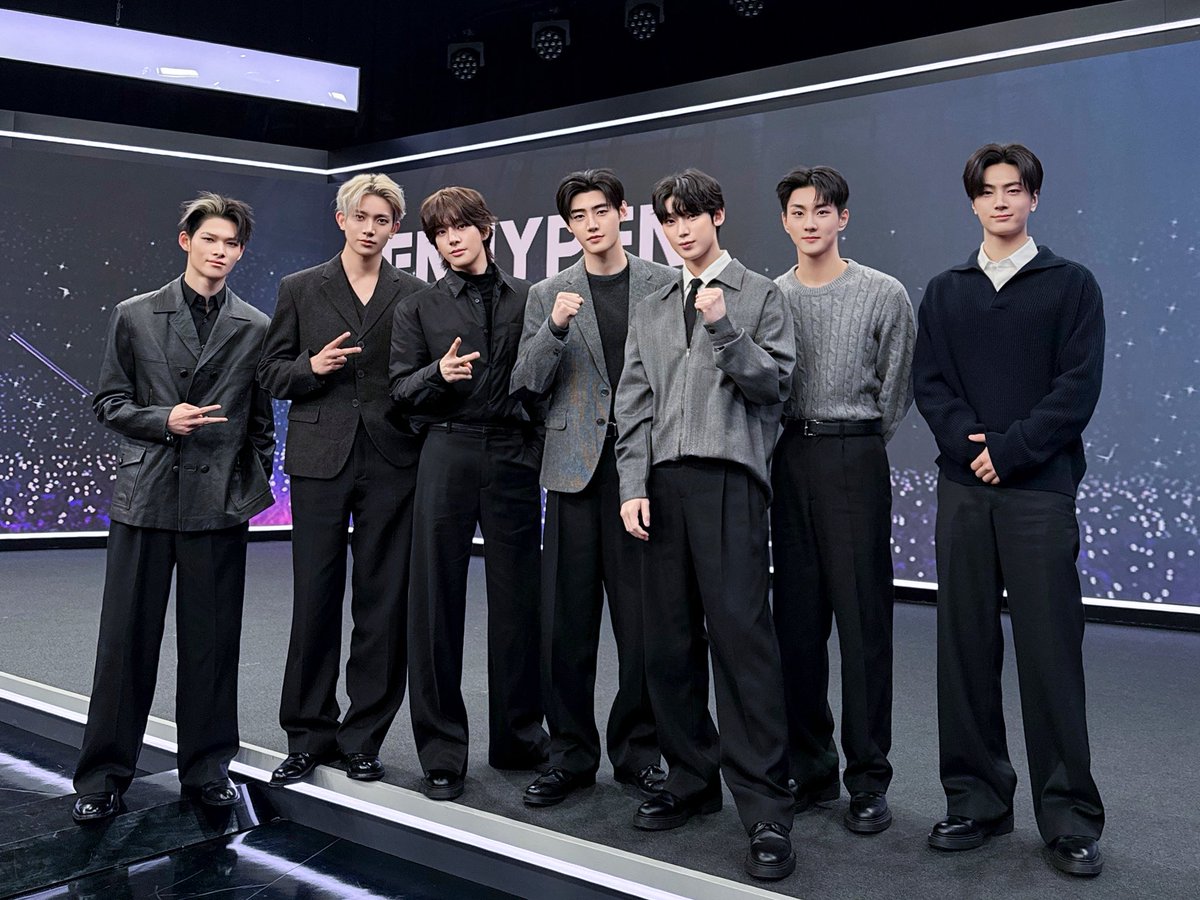 [#오늘의ENHYPEN] "가슴 뜨겁게 shout out🗣️" 뉴스룸에서 다양한 이야기와 함께 진심을 나누고 왔습니다✨ 우리의 연결과 성장이 만든 에너지가 전 세계에 닿기를! 음악으로 우리 모두 하나 되어 선수단 분들을 응원할게요💗 #260131 @ JTBC 뉴스룸