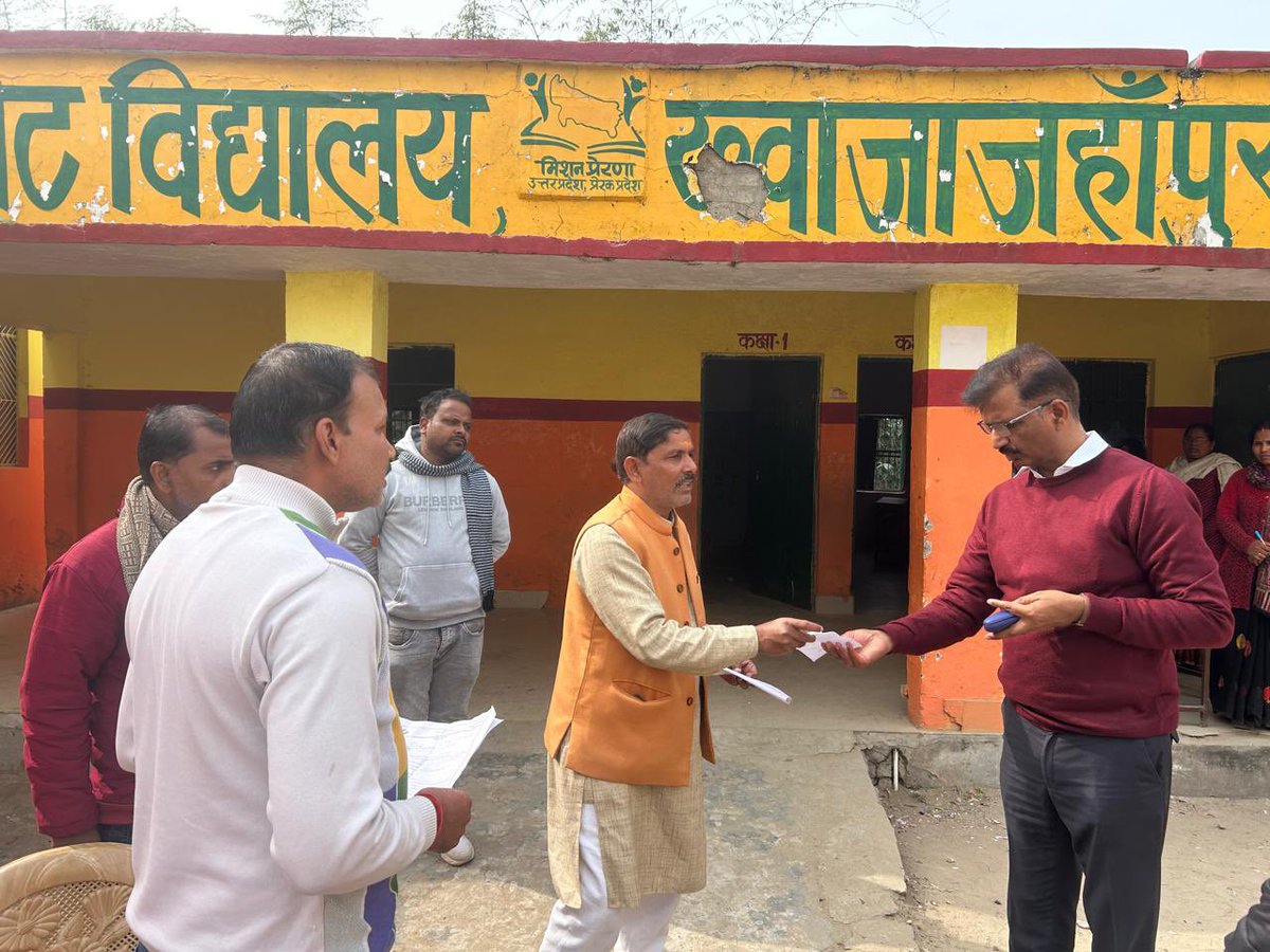 Deo_Mau_'s tweet photo. विशेष प्रगाढ़ पुनरीक्षण कार्यक्रम के विशेष अभियान के दौरान आज 356-विधानसभा क्षेत्र मऊ के मतदान केंद्र कंपोजिट विद्यालय ख्वाजाजहांपुर स्थित बूथों का निरीक्षण कर संबंधित अधिकारियों एवं कर्मचारियों को आवश्यक निर्देश दिए।
@ECISVEEP @ceoup https://t.co/rO7JHon97f