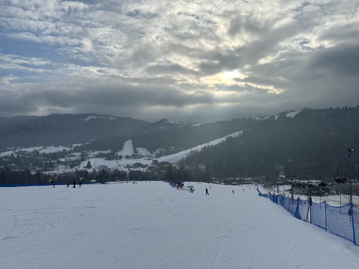bartekstyrna's tweet photo. -2, stoki przygotowane, ale gdzie ten śnieg? #narty #beskidy https://t.co/7zMIer4yOY