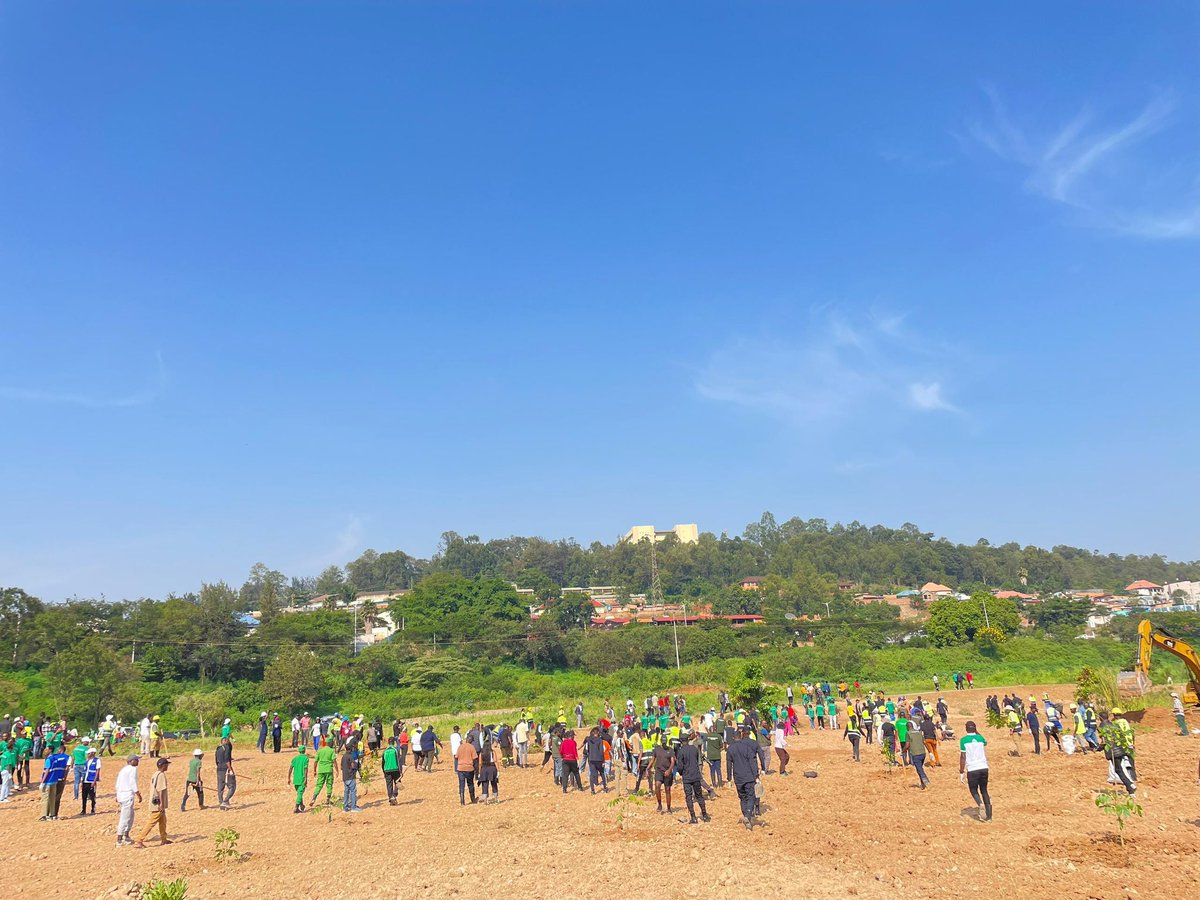 This Saturday, <a href="/GGGI_Rwanda/">GGGI Rwanda</a> joined <a href="/EnvironmentRw/">Ministry of Environment - Rwanda</a>, <a href="/REMA_Rwanda/">Rwanda Environment Management Authority</a>, partners, and local communities for the Community Work | Umuganda in commemoration of #WorldWetlandsDay.

Participants planted trees and cleared solid waste at the Gikondo wetland in Kigali, currently under