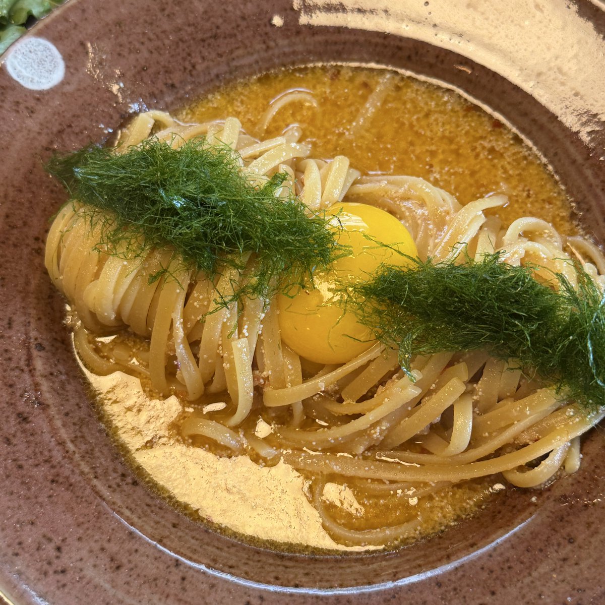 지곰왈: 여자음식먹네