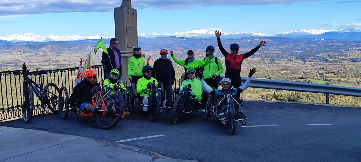 Pedaleada de amigos de la #handbike eléctrica por el #SomontanodeBarbastro en #HuescaLaMagia Un punto mágico que no puedes perderte si pasas por Barbastro, es el "Monasterio de Pueyo", las mejores vistas de la comarca y del #Pirineo Anímate a descubrirlo. <a href="/Huesca_LaMagia/">Huesca La Magia</a> #vistas
