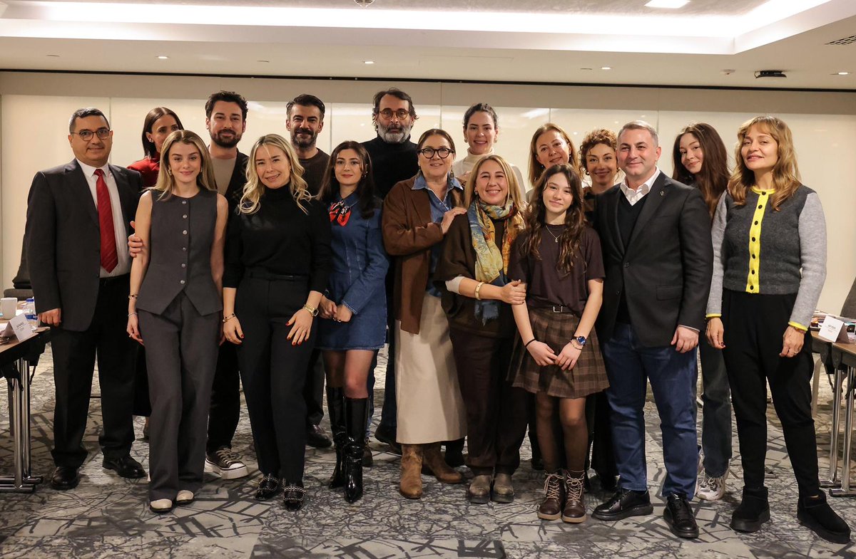 diziyolcusu's tweet image. Şule Yüksel Şenler'in hayat hikâyesini konu alan tabii platformunun başrollerini #AlpNavruz, #YıldızÇağrıAtiksoy, #İlaydaAlişan'ın paylaştığı yeni dizisi "Şule" sete çıktı.💥