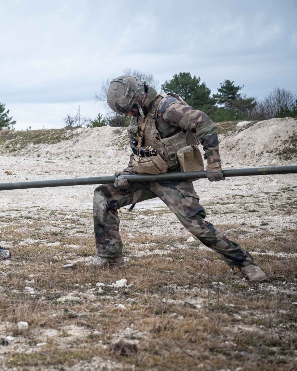 3eRG_Officiel's tweet image. ENTRAÎNEMENT • Au CETIA de Suippes, un SGTIA de la @7e_brig_blindee, composé notamment de sapeurs de la 2e compagnie de combat du #3eRG, a été évalué dans son cœur de métier : mise en œuvre des explosifs, bréchage et effraction chaude 💥
Ardennes, tiens ferme ! 
@armeedeTerre