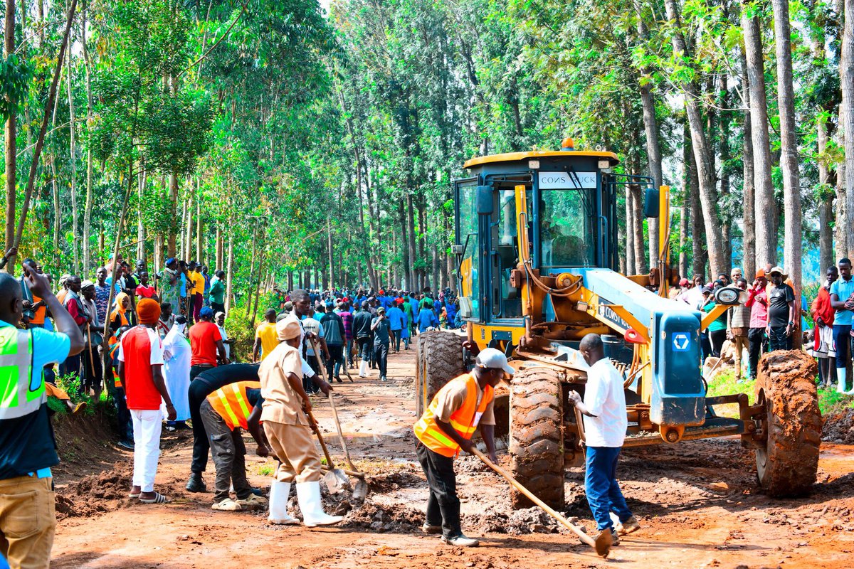 RwandaSouth's tweet photo. Uyu wa Gatandatu, mu turere twose, habaye umuganda rusange usoza ukwezi kwa #Mutarama 2026. Guverineri @AKayitesiAlice ari kumwe n'ubuyobozi bw'Akarere ka @Muhangadis bifatanyije n'abaturage bo mu Murenge wa #Shyogwe mu muganda wo gutunganya umuhanda. https://t.co/jLSV312Q8s