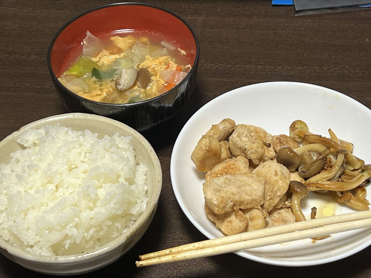 heriosquat's tweet photo. 今日は鶏むね肉としめじのバターソテーと冷蔵庫にあった野菜と卵のスープよ〜 https://t.co/MNhbOXtjhD