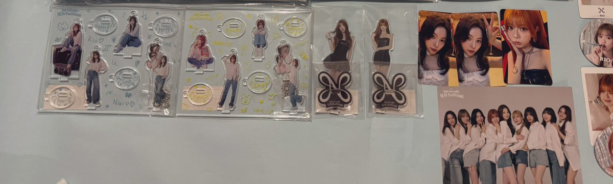 グッズきた！！🩵💛 喜怒哀楽フォトカ&缶バッジ&アクスタ可愛いすぎ