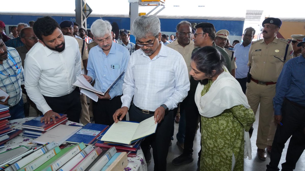 drmvijayawada's tweet image. 🚉Shri Sanjay Kumar Srivastava, General Manager, South Central Railway inspects Station Manager Room at #Machilipatnam #AmritStation during the Safety Inspection along with DRM/BZA and other senior officials.
@SCRailwayIndia @RailMinIndia @gmscrailway