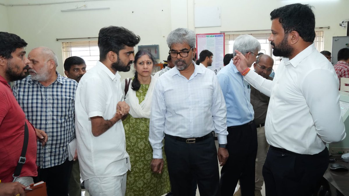 drmvijayawada's tweet image. 🚉Shri Sanjay Kumar Srivastava, General Manager, South Central Railway inspects Station Manager Room at #Machilipatnam #AmritStation during the Safety Inspection along with DRM/BZA and other senior officials.
@SCRailwayIndia @RailMinIndia @gmscrailway