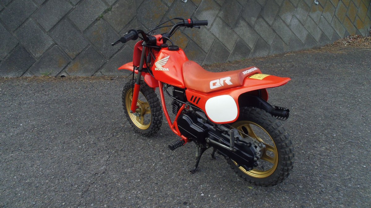 UrfBike's tweet photo. ＵＲＦ店長：太田です。

お客さまからオークションに出品依頼された
ホンダ・ＱＲ５０です。
８０年代中頃の車両ですが状態は良好です。
これからお子さんにバイクの英才教育を
考えているパパさん、いかがでしょうか？

QR50 エンジン始動と車体各部の状態確認動画 https://t.co/5I9wAEF9ij @YouTube https://t.co/uIBQkwHnWK