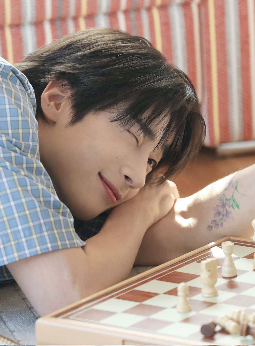 xxeungwooya's tweet image. 근데 저 라일락 어떻게 아직도 저리 선명하지? 징짜신기해