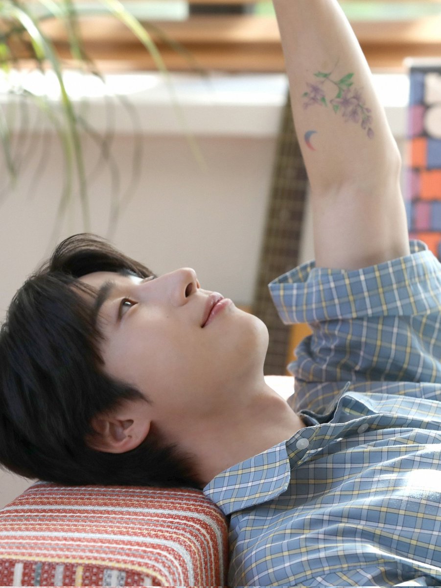 xxeungwooya's tweet image. 근데 저 라일락 어떻게 아직도 저리 선명하지? 징짜신기해